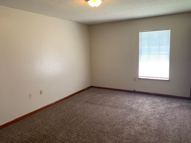 Building Photo - "Charming 3-Bed Oasis with 2 Baths in Ft W...