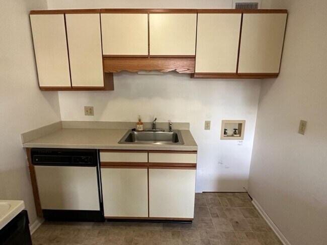 Building Photo - 3830 Country Club Rd