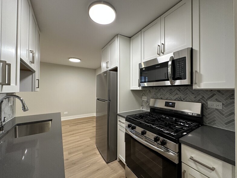 Building Photo - 531 W Aldine Ave