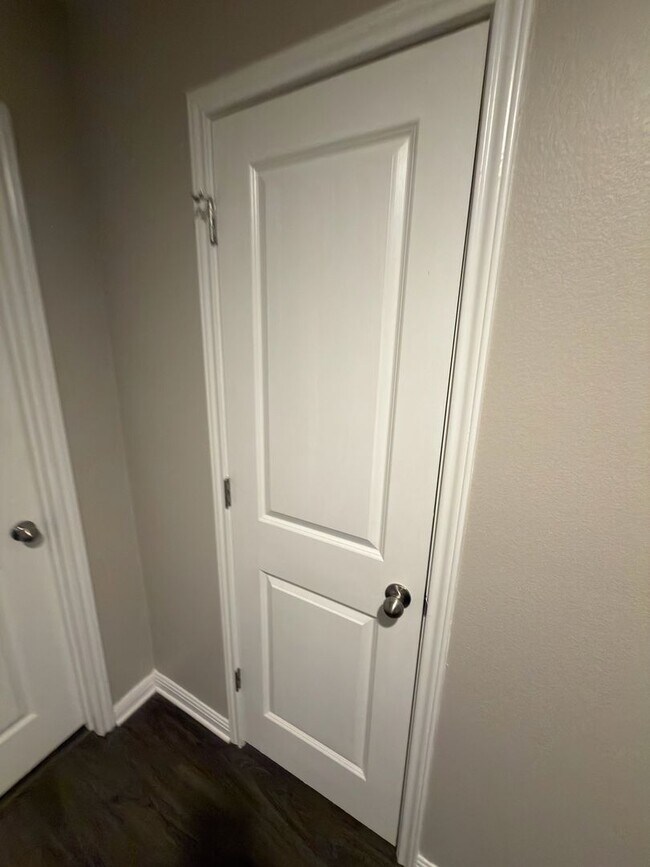 Building Photo - LARGE BEDROOMS!