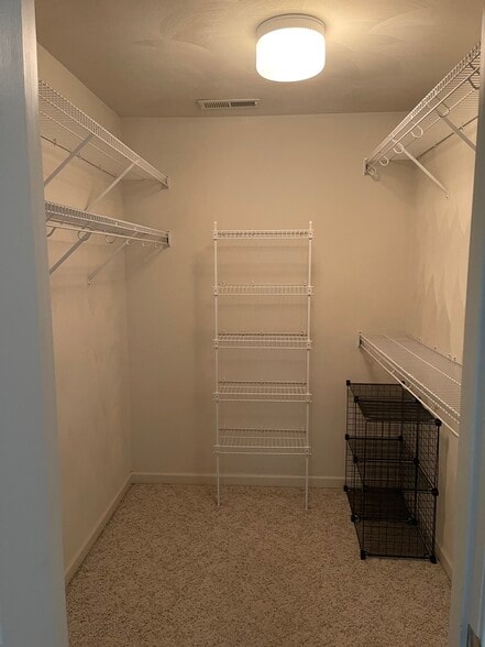 Walk-in closet - 4505 Colonial Place Dr