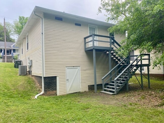 Building Photo - 1/2 MONTH FREE * 2-Bed 2 bath | 5 Minutes to Downtown) Yard wk included