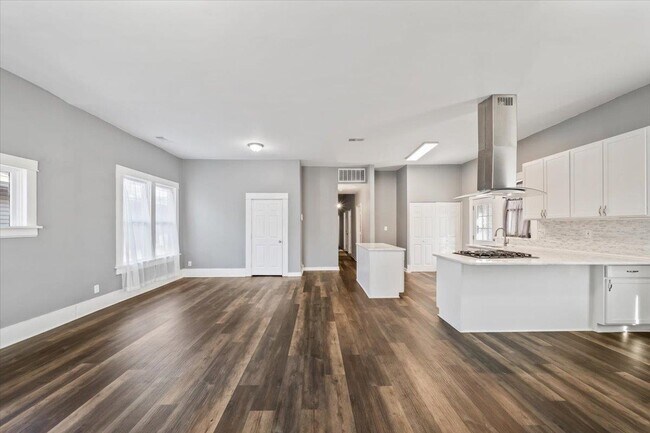 Building Photo - 2046 Courtland Pl