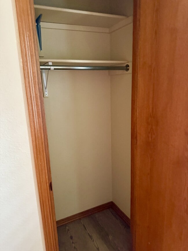 Building Photo - 2204 Lakeview Dr