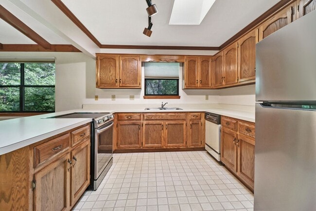 Building Photo - 3 bedroom / 2 bath on a private corner lot in Fairfield Glade