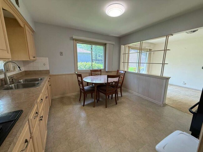 Building Photo - 3 BED 1.5 BATH SINGLE FAMILY HOME