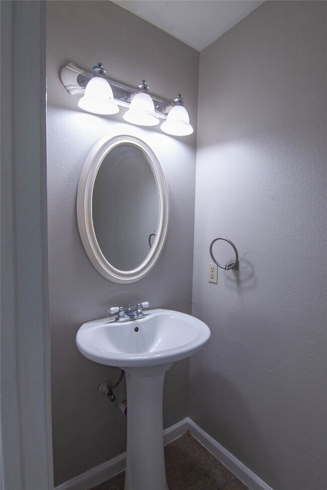 Building Photo - 15806 Val Verde Dr