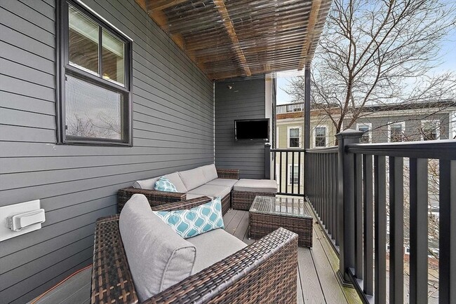 Building Photo - 230 Bowen St