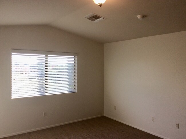 Building Photo - 4 Bdrm + Den / 2.5 Bath, 2 Story NW, off T...