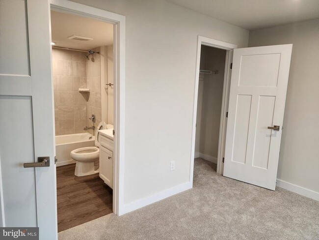 Building Photo - 321 E Cochran St