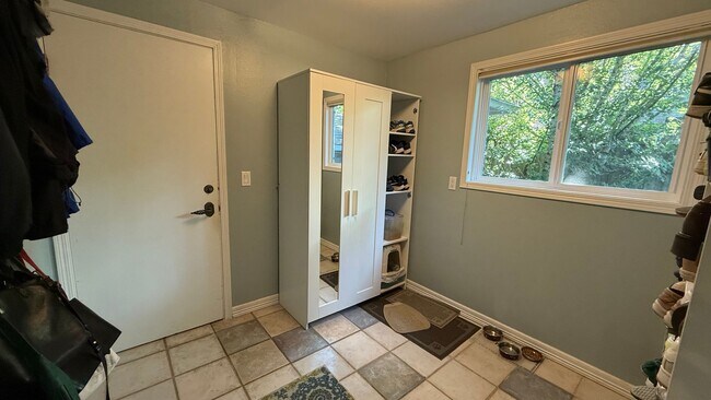 Building Photo - Pristine Single-Family Home in the Heart o...