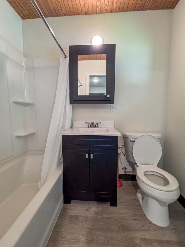 Building Photo - Furnished Studio