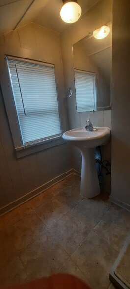 Building Photo - 636 Benton Ave