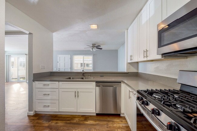 Building Photo - Great 2 Bedroom / 1 Bathroom Main-Level Unit – Prime Location!