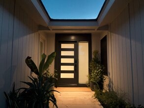 Building Photo - Golfside Villa