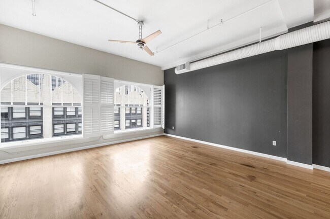 Building Photo - Spacious 1BD, 1BA Downtown Condo with Parking Spot