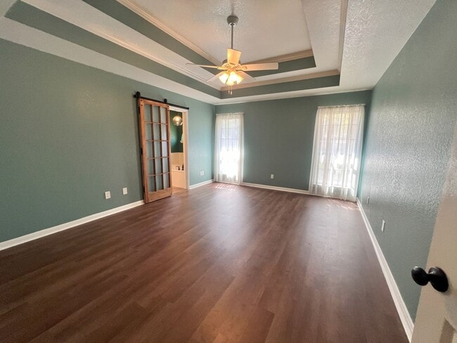Building Photo - Gorgeous Craftsman home in well establishe...