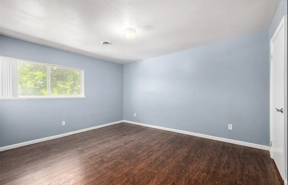 Master Bedroom - 8023 Wolff St