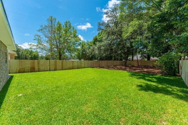 Building Photo - 4 Bedroom In Niceville!