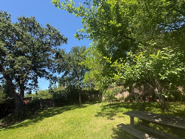 Building Photo - IMMEDIATE MOVE IN! Charming Vintage Sacramento 3 Bed / 1.5 Bath Home with Large Private Yard