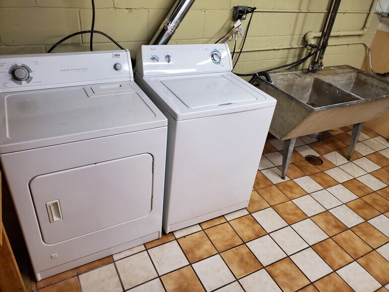 Building Photo - 4000 Cleveland St NE