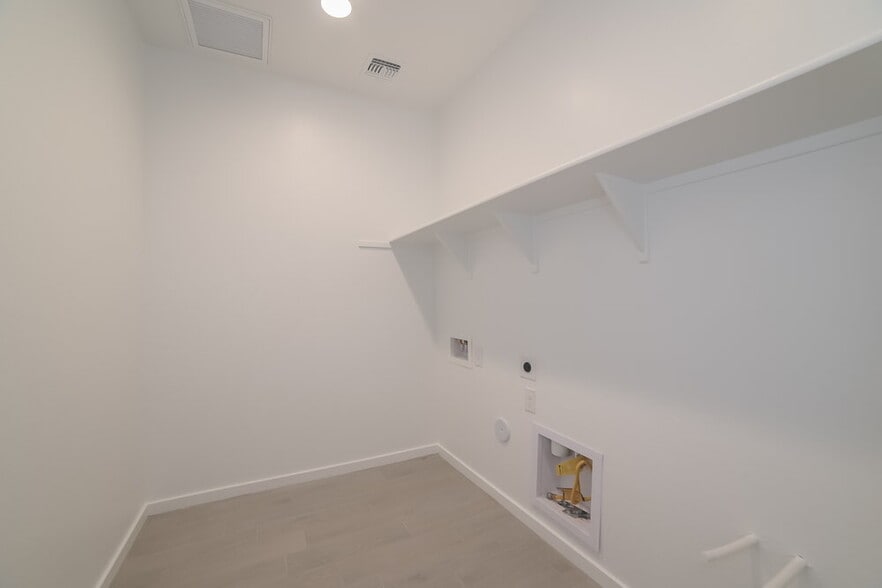 Building Photo - 11050 W Marguerite Ave