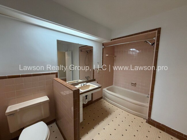 Building Photo - Beautiful Mid Century Modern Grandin Road Home