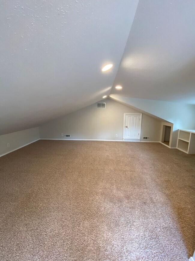 Building Photo - Stylish & Spacious 3-Bedroom Home in SE Sa...