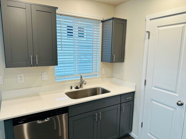 Building Photo - Beautiful Brand New 5 Bedroom Home!