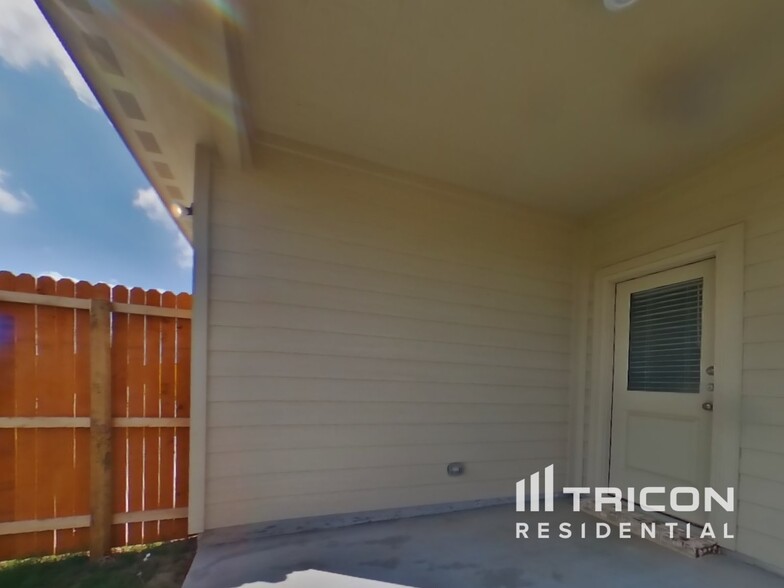 Building Photo - 2701 Brushy Lk Dr