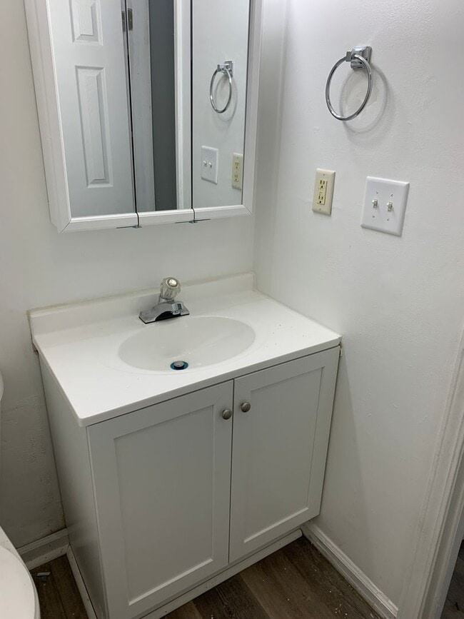 Building Photo - New Renovated 3 bed 1 bath Unit!