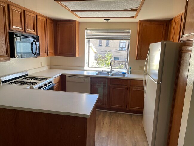Kitchen - 1847 S Barrington Ave