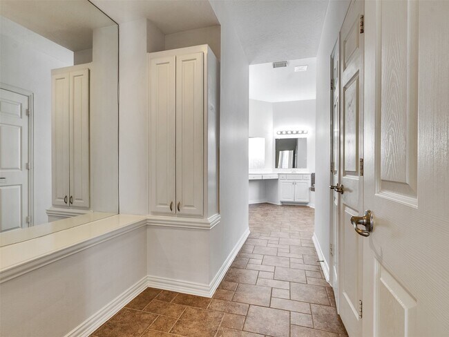 Building Photo - 14518 Logan Falls Ln