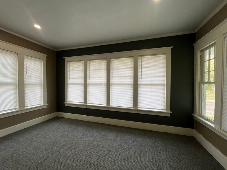 Building Photo - 610 W Armstrong Ave