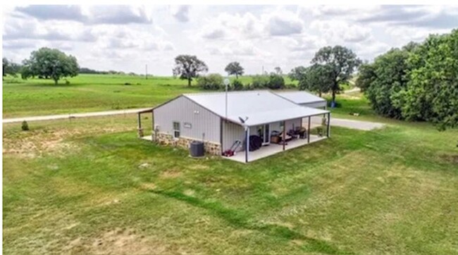 Building Photo - 6 acres / HORSES WELCOME / WATER INCLUDED ...