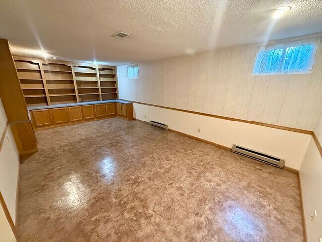 Building Photo - Conveniently Located 2 Bed, 2 Bath + 2 Bonus Rooms in Greeley