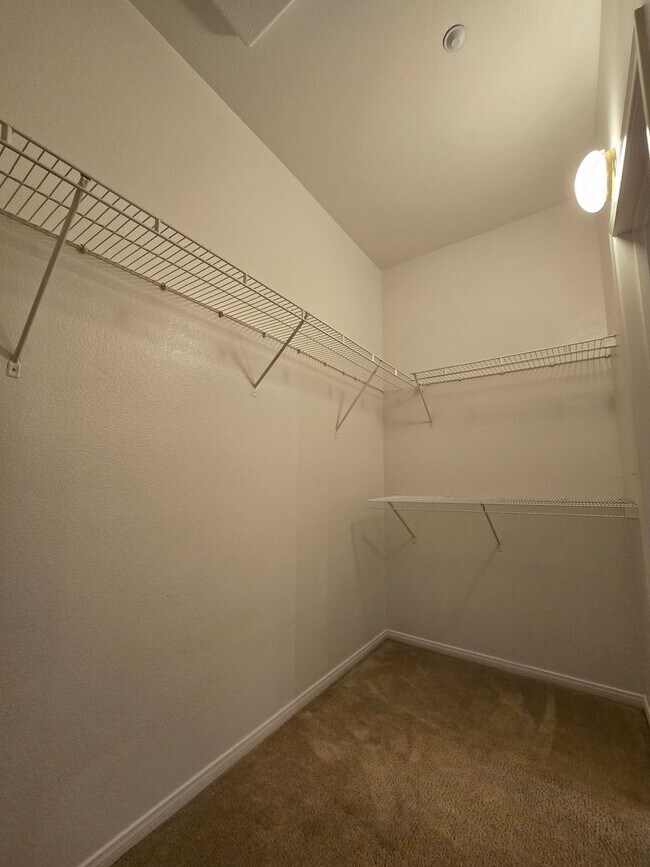 Building Photo - Awesome 2 bedroom 2 bath unit!