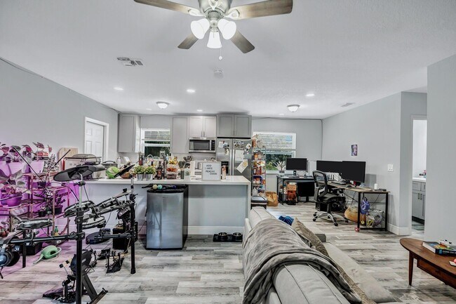 Building Photo - 716 Lund Cir