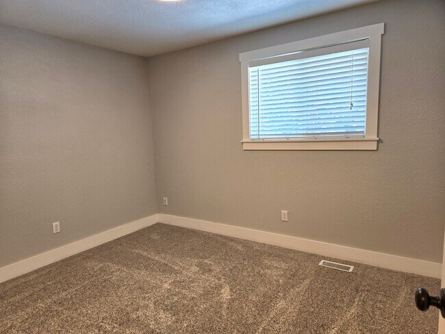 Building Photo - Love the area you live ! 3 bedroom 2 bath ...