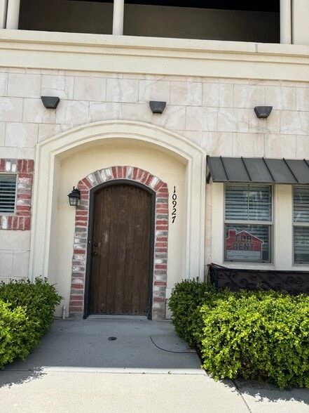 Building Photo - 10927 N Town Ctr W