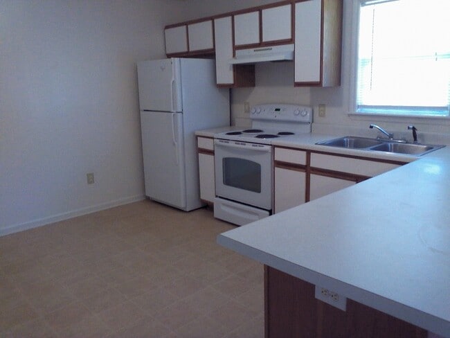 Building Photo - 2 Bedroom, 1 bath apartment - Downstairs Unit