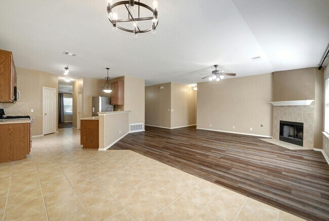 Building Photo - Spacious 4-Bedroom Gem with Office in Desi...