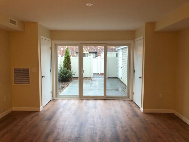 Building Photo - 1709 Windsor Dr S