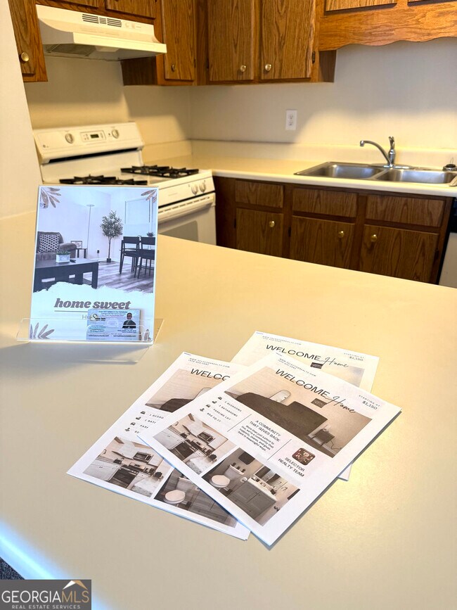 Building Photo - 1600 Oakpoint Dr SW