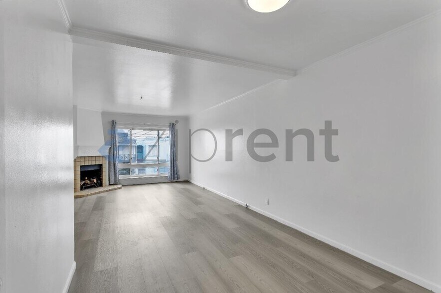 Building Photo - Unit