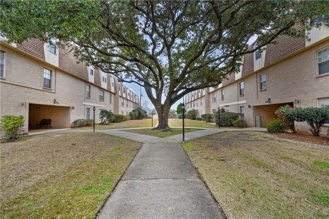 Building Photo - 2716 Whitney Pl