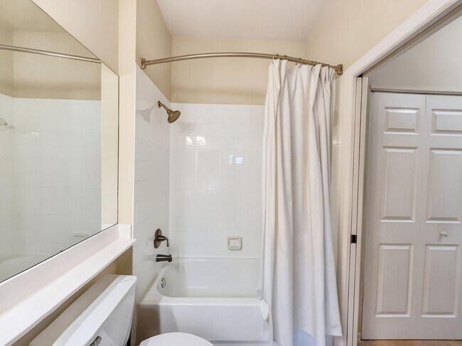 Building Photo - 2 Bed + Flex, 2 Bath Fully Furnished Annual Rental