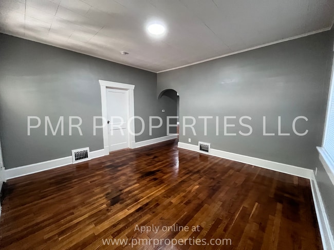 Building Photo - 2 Bedrooms / 1 Bathroom House