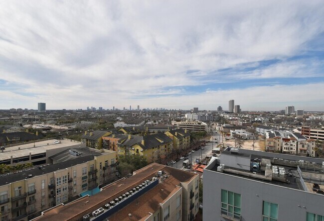Building Photo - 2000 Bagby St