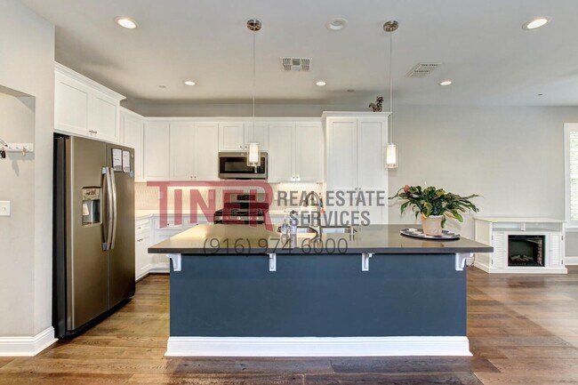Building Photo - Huntington Sierra Oaks Gem with Fabulous A...